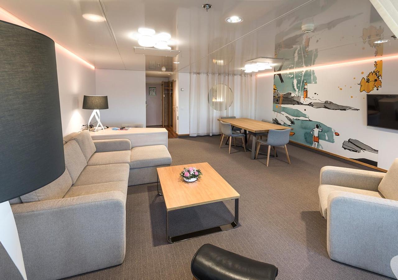 Viking Line ferry Amorella - Cruise from Stockholm to Helsinki Rum bild